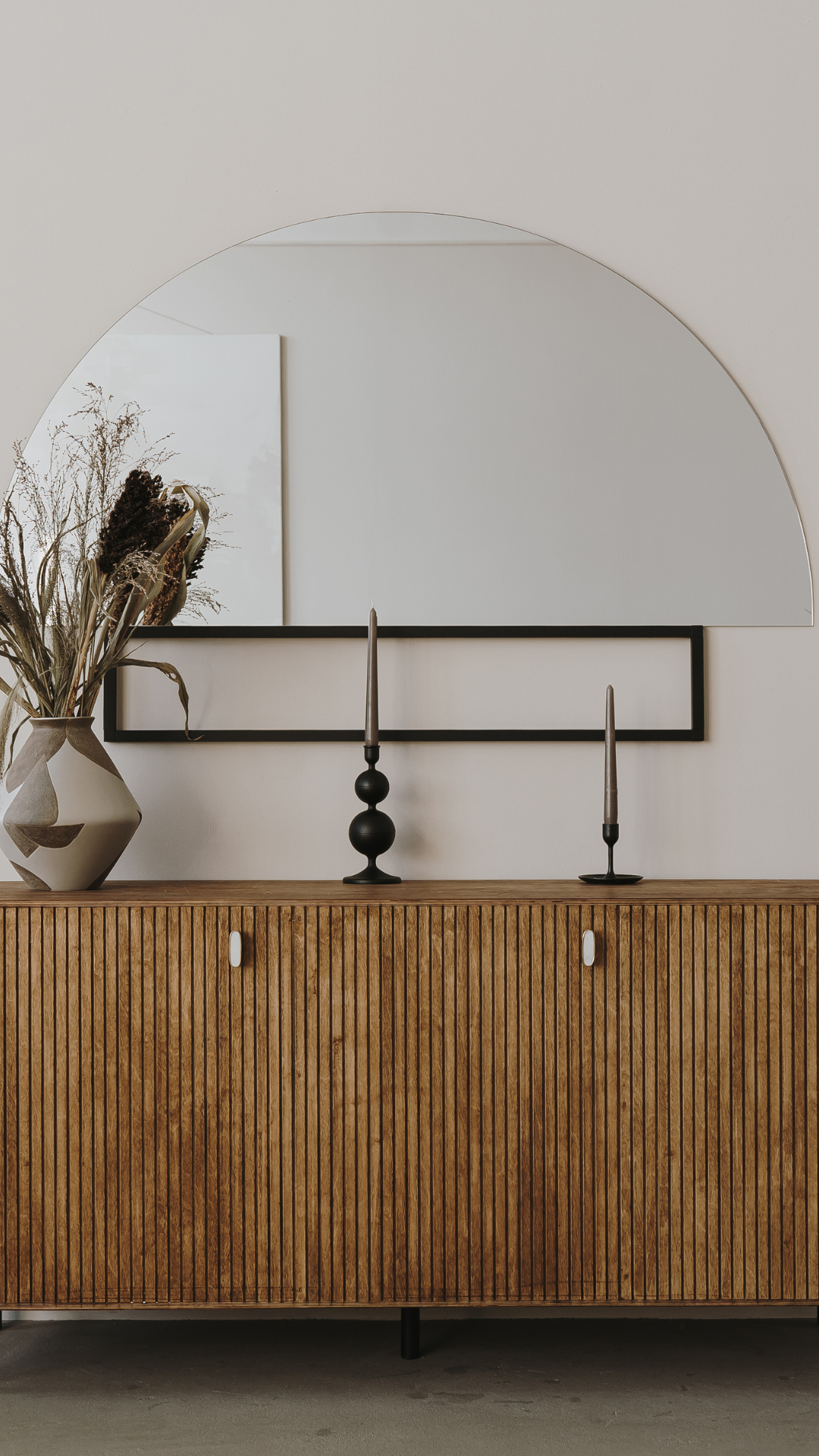 Buffet em madeira ripada com espelho — marcenaria de alto padrão